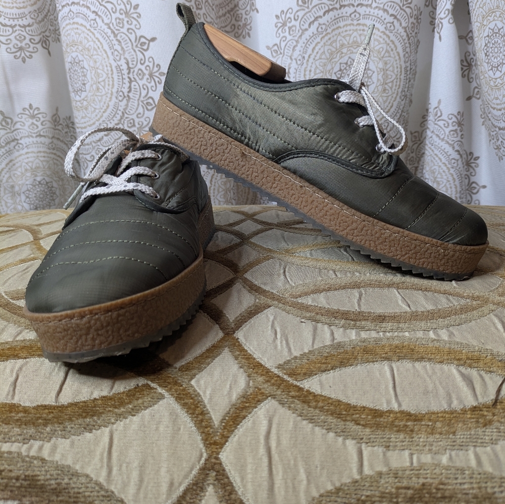 NWOB Cool Planet Steve Madden Green Puffer Comfortable Lounge Sneaker Shoes 9M